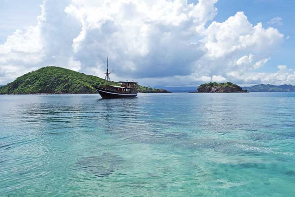 Phinisi Queenesia au mouillage pour les plongées dans le parc national de Komodo