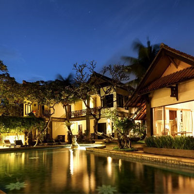 Piscine de nuit, hôtel à Sanur