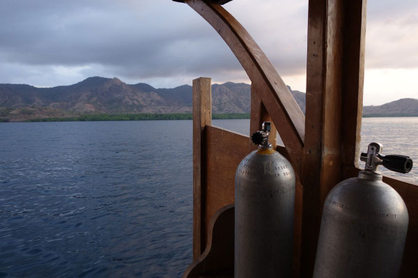 Vue du bateau avec les tank de plongée à Komodo