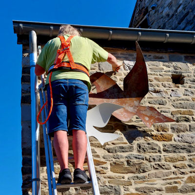 La colombe en acier Corten a été vieillie artificiellement.