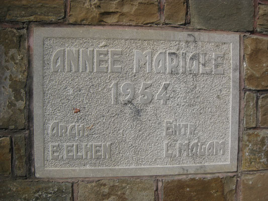 Curieusement, le cadastre a 1957 comme date d'enregistrement, mais la stèle porte la date de 1954.