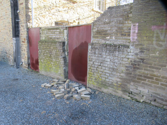 Murs des remises à abattre côté parking du cercle paroissial.