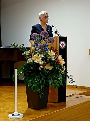 Oberin Mary-Ann Bauer begrüßt die Anwesenden