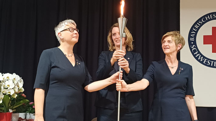3 Oberinnen gemeinsam am Licht der Hoffnung und Menschlichkeit
