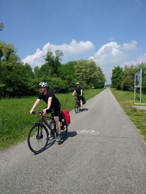 Am Donauradweg Richtung Wien