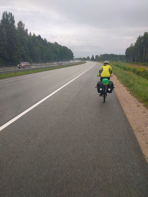 Auf der vierspurigen Autstraße nach Riga