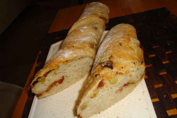 Baguette mit Oliven und getrockneten Tomaten - Knut liebt sie!