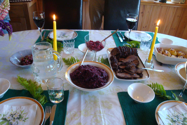 Festessen für liebe Gäste: Rentierbraten mit Rotkohl 