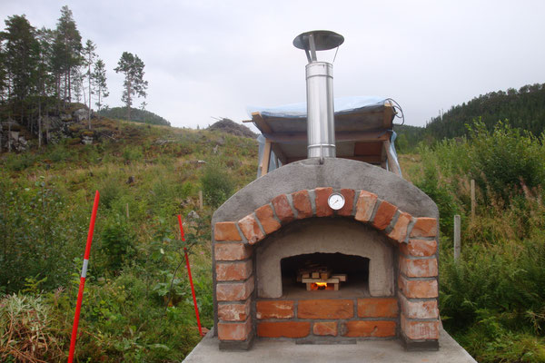 Das erste kleine Feuer zum Trocknen des Ofens