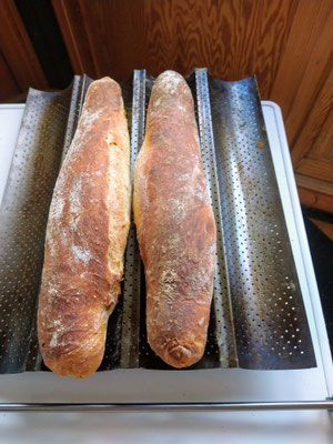 Baguette gefüllt mit Feta, getrockn. Tomaten und Oliven