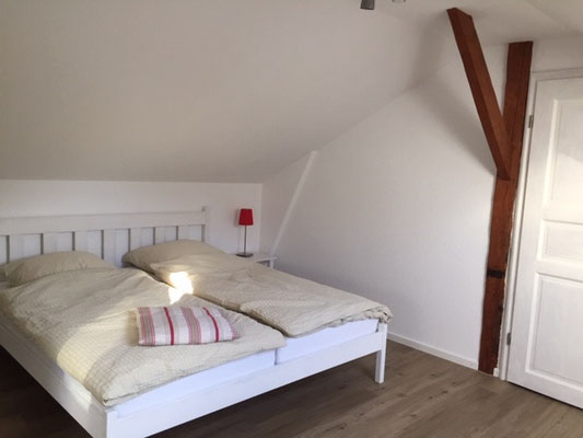 Doppelbett im Schlafzimmer der Ferienwohnung