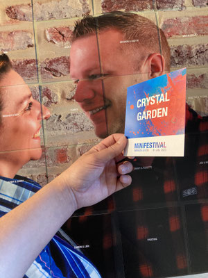 foto zitplanbord met kleine kaartjes op bevestigd