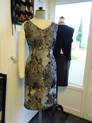 robe grise à fleurs 