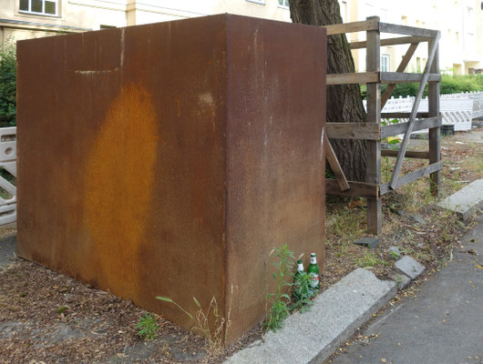 Nr. 207 schwere Baumaterialien lagern schon länger als ein halbes Jahr auf dem Unterstreifen 