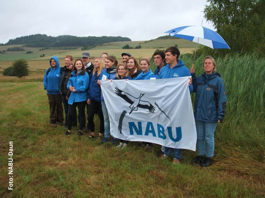 Das NABU-Team mit Vorstandsmitgliedern der NABU-Gruppen Daun und Kylleifel am NSG Kirchweiler Rohr.