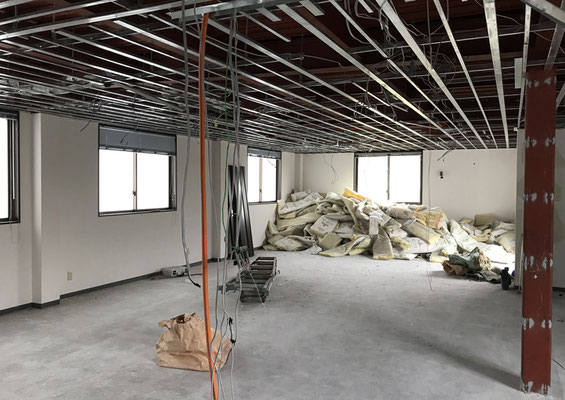 床壁天井各部の既存仕上を撤去