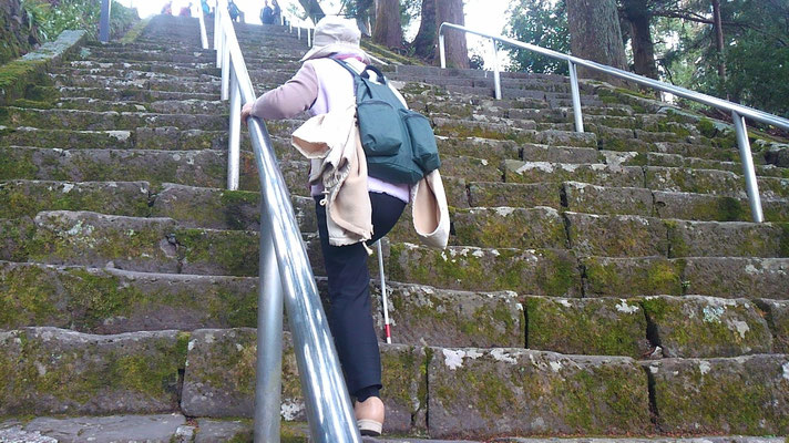手すりの存在は、とても大きいそうです。菩提梯の急階段を息も切らさず昇りきりました。