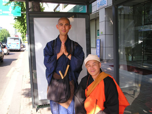 ２００７年韓国ソウルにて、お世話になった韓国人僧侶と