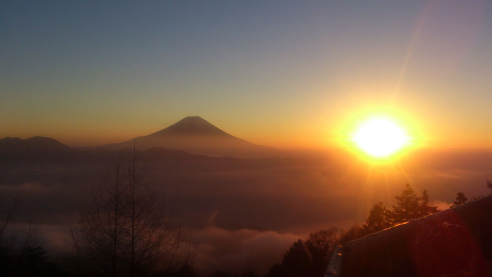 隋門正面から富士山を拝む。春秋の彼岸中日には、富士山の真上からご来光が上がる。
