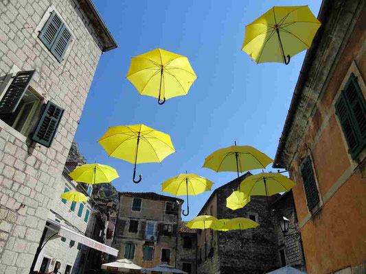 Parapluies suspendus - Kotor (Monténégro) 2011