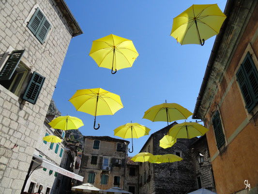 Parapluies suspendus - Kotor (Monténégro) - 2011