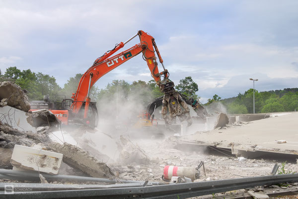 Platz für Neues - mit viel Lärm und Staub! Juni 2022 - 2 - Abriss Realkauf Goslar - Foto: Regine Schadach - Olympus EM1 X - M.ZUIKO DIGITAL ED 12-100 mm 1:4.0 IS PRO