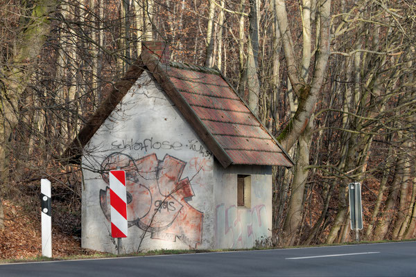 Das Ferienhaus am Waldrand - mit guter Verkehrsanbindung - immer noch frei. Foto: Regine Schadach- Canon EOS R5 - Canon RF 100-500mm F4.5-7.1 L IS USM