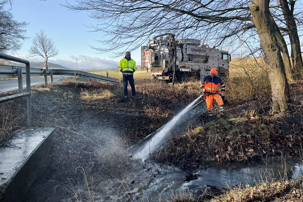 EURAWASSER im Einsatz - mit Hochdruck werden Reinigungsarbeiten an der Leiteinrichtung vorgenommen