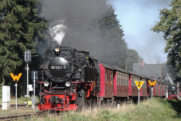 Harzer Schmalspurbahnen - Brockenzug verlässt den Bahnhof Drei Annen Hohne - Bild 006 - Foto: Regine Schadach