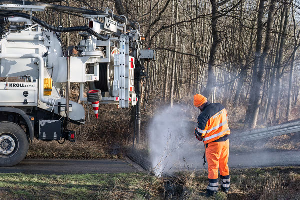 Gespült wird mit Hochdruck. Laub und Äste müssen entfernt werden, damit die Amphibien nicht wieder auf den Feldweg gelangen.