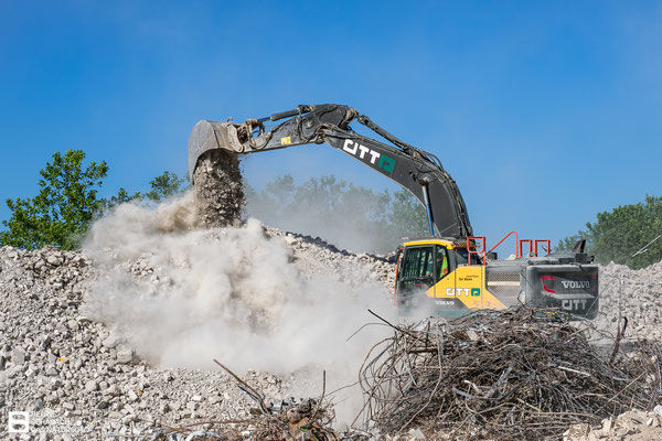 Realkauf Goslar - Die Betonschutthalden werden für das Schreddern vorbereitet. Foto: Regine Schadach - Olympus EM1 X - M.ZUIKO DIGITAL ED 12‑100 1:4.0 IS PRO