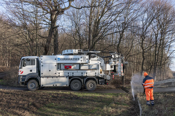 EURAWASSER im Einsatz - mit Hochdruck werden Reinigungsarbeiten an der Leiteinrichtung vorgenommen