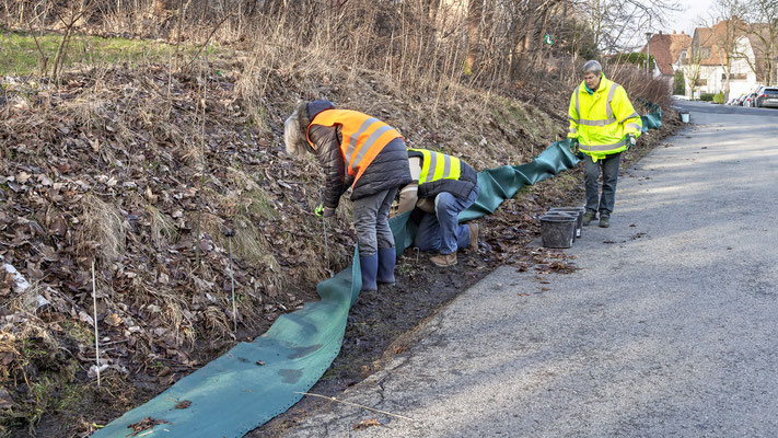 Unsere Gruppe half Familie Mann beim Aufbau eines mobilen Schutzzaunes