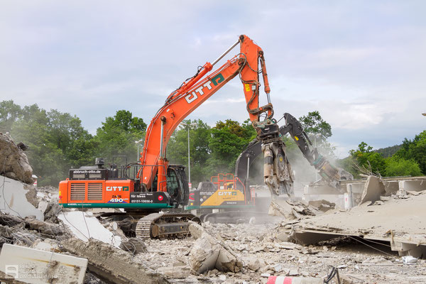 Platz für Neues - mit viel Lärm und Staub! Juni 2022 - 3 - Abriss Realkauf Goslar - Foto: Regine Schadach - Olympus EM1 X - M.ZUIKO DIGITAL ED 12-100 mm 1:4.0 IS PRO