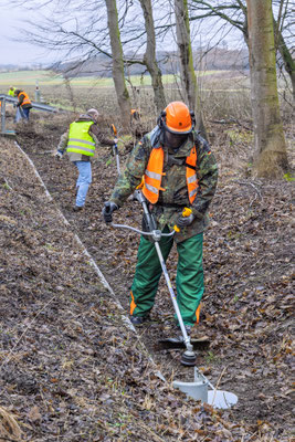 Mäharbeiten waren notwendig - die UNB Goslar stellte einen Freischneider zur Verfügung
