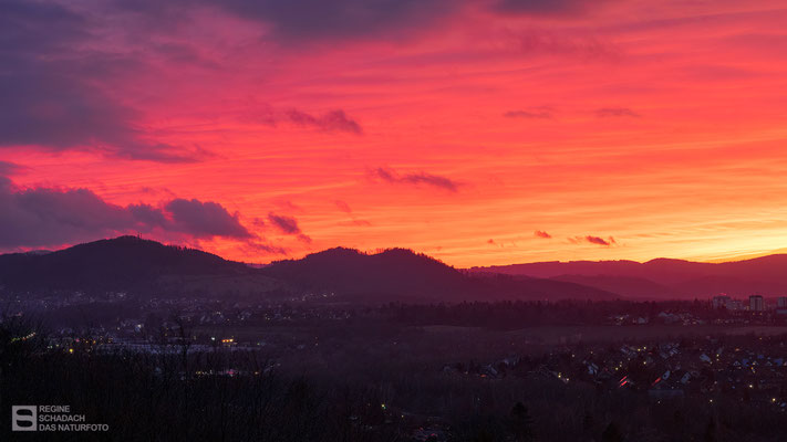 Sonnenuntergang mit Saharastaub in Goslar März 2022 - Foto: Regine Schadach - Olympus EM1 X - M.ZUIKO DIGITAL ED 12-100 mm 1:4.0 IS PRO