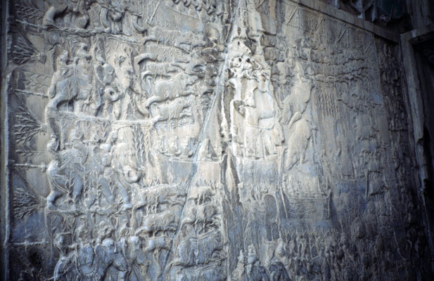 Iran, Taq-e-Bostan, "Bögen des Gartens", Felsgrotten mit Reliefs sassanidischer Herrscher