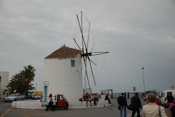 Griechenland: Insel Paros, Windmühle im Hafen von Paros