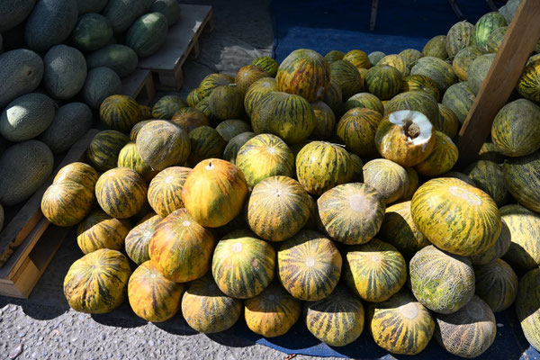 Usbekistan:  Auf dem Weg von Taschkent nach Sarmakant, Melonenverkauf am Straßenrand