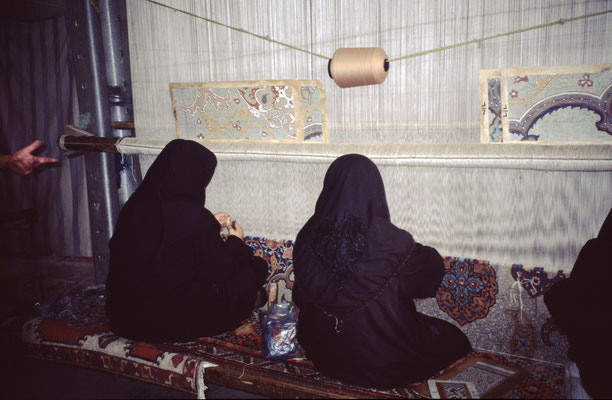 Iran, Isfahan, Teppichknüpferei