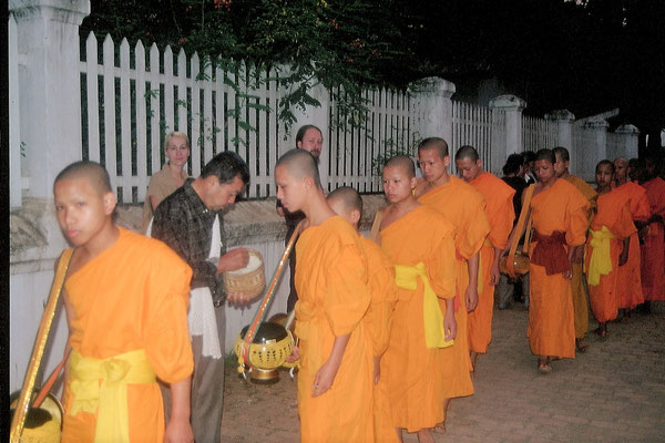 Laos, Luang Prabang, frühmorgens Prozession der Mönche 