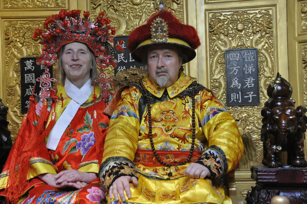 China, Cornelia Kunz und Michael Britz in Mandschu Tracht als Kaiserpaar