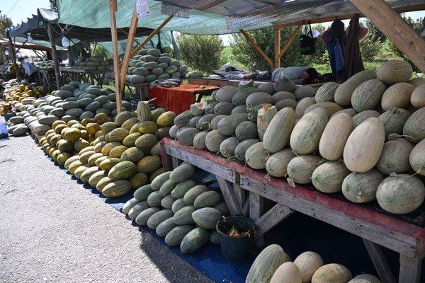 Usbekistan:  Auf dem Weg von Taschkent nach Sarmakant, Melonenverkauf am Straßenrand