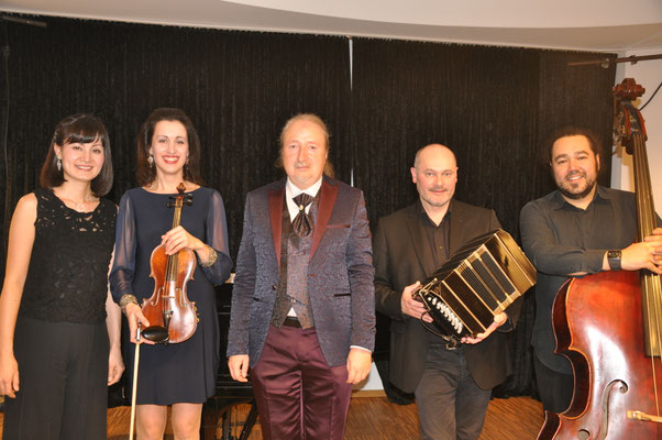KuBe Konzert "Destino Tango" am 12. Januar 2018 im Leidinger, Saarbrücken mit Keiko Hattori (Klavier),  Christina Tsiakiris​ (Violine), Michael Britz​ (Veranstalter), Daniel Gruselle (Bandoneon) und Pato Banda (Kontrabass)