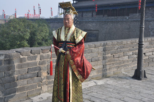 China, Xi'an, Stadtmauer, Tracht eines chinesischen Kaisers der Han Dynastie