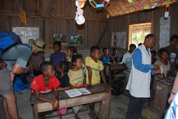 Madagaskar, Besuch eines Betsimisarake Dorf mit Schule
