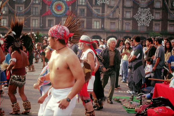 Mexiko, Mexiko-City, Zocala Platz mit Nationalpalast und Kathedrale, Azteken Tänze