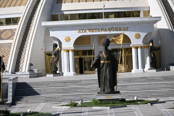 Turkmenistan, Ashgabad, Unabhängigkeitsdenkmal