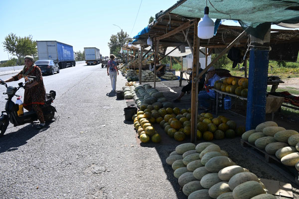 Usbekistan:  Auf dem Weg von Taschkent nach Sarmakant, Melonenverkauf am Straßenrand