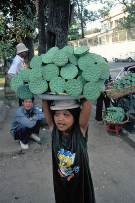 Kambodscha, Phnom Penh, Mädchen mit Lotoswurzeln